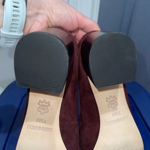 NWOT BERNARDO Avery Suede Pumps in Burgundy with Gold Chain Size 7.5 - Picture 9 of 13
